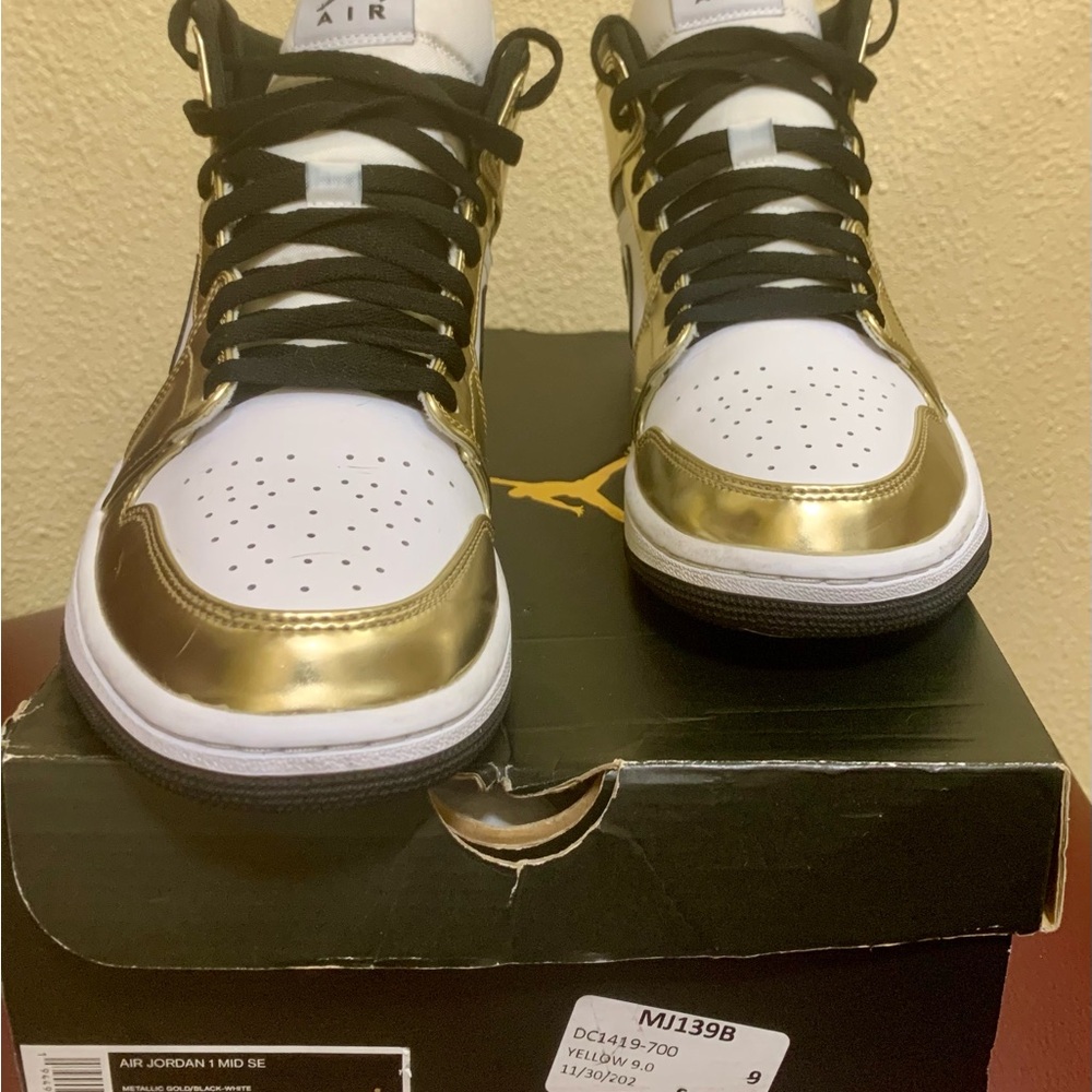 Nike Air Jordan 1 Mid SE "Metallic Gold" - Picture 2 of 16